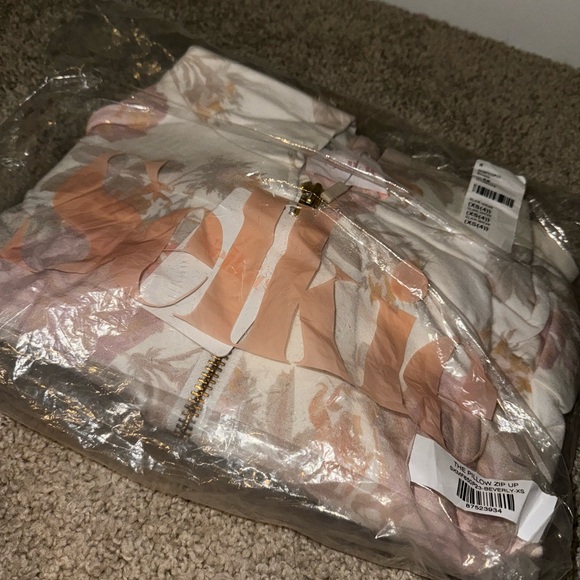 Selkie the pillow zip up in Beverly XS jacket pink and white floral - Picture 4 of 6